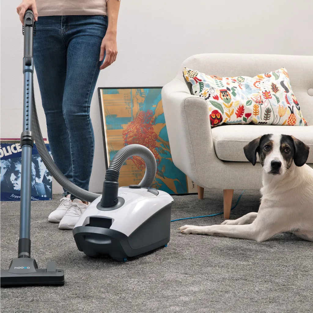HooGo B3+ Bodenstaubsauger 3 Liter Mit Beutel Inkl. Parkett-, Polster- Und Fugendüse, Möbelbürste, 11m Aktionsradius, HEPA14 Filter, Allergikertauglich 6 HooGo B3+ Bodenstaubsauger 3 Liter Mit Beutel Inkl. Parkett-, Polster- Und Fugendüse, Möbelbürste, 11m Aktionsradius, HEPA14 Filter, Allergikertauglich – Bild 6