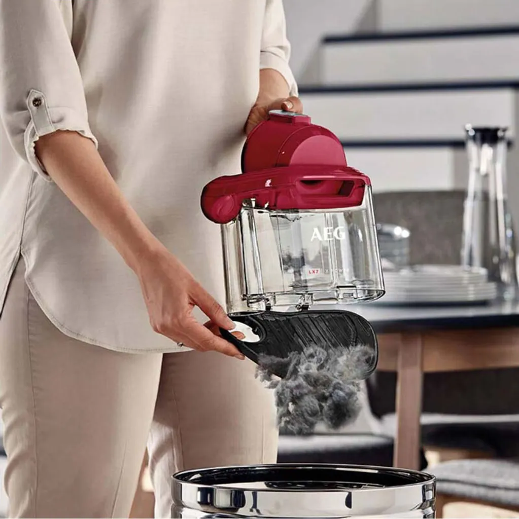 AEG Bodenstaubsauger LX7-2-CR-A Beutellos 650 Watt 72 DB Allergy Plus Filter Rot 11 AEG Bodenstaubsauger LX7-2-CR-A Beutellos 650 Watt 72 DB Allergy Plus Filter Rot – Bild 11