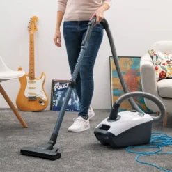 HooGo B3+ Bodenstaubsauger 3 Liter Mit Beutel Inkl. Parkett-, Polster- Und Fugendüse, Möbelbürste, 11m Aktionsradius, HEPA14 Filter, Allergikertauglich 22 HooGo B3+ Bodenstaubsauger 3 Liter Mit Beutel Inkl. Parkett-, Polster- Und Fugendüse, Möbelbürste, 11m Aktionsradius, HEPA14 Filter, Allergikertauglich -Rowenta || Bosch Verkäufe edd530f2afcbb8a4fd1e18a239af6a1e