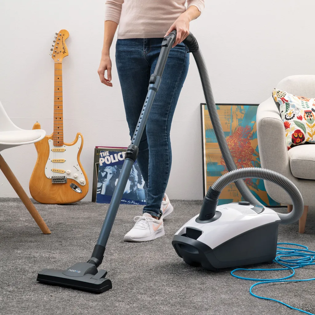 HooGo B3+ Bodenstaubsauger 3 Liter Mit Beutel Inkl. Parkett-, Polster- Und Fugendüse, Möbelbürste, 11m Aktionsradius, HEPA14 Filter, Allergikertauglich 10 HooGo B3+ Bodenstaubsauger 3 Liter Mit Beutel Inkl. Parkett-, Polster- Und Fugendüse, Möbelbürste, 11m Aktionsradius, HEPA14 Filter, Allergikertauglich – Bild 10