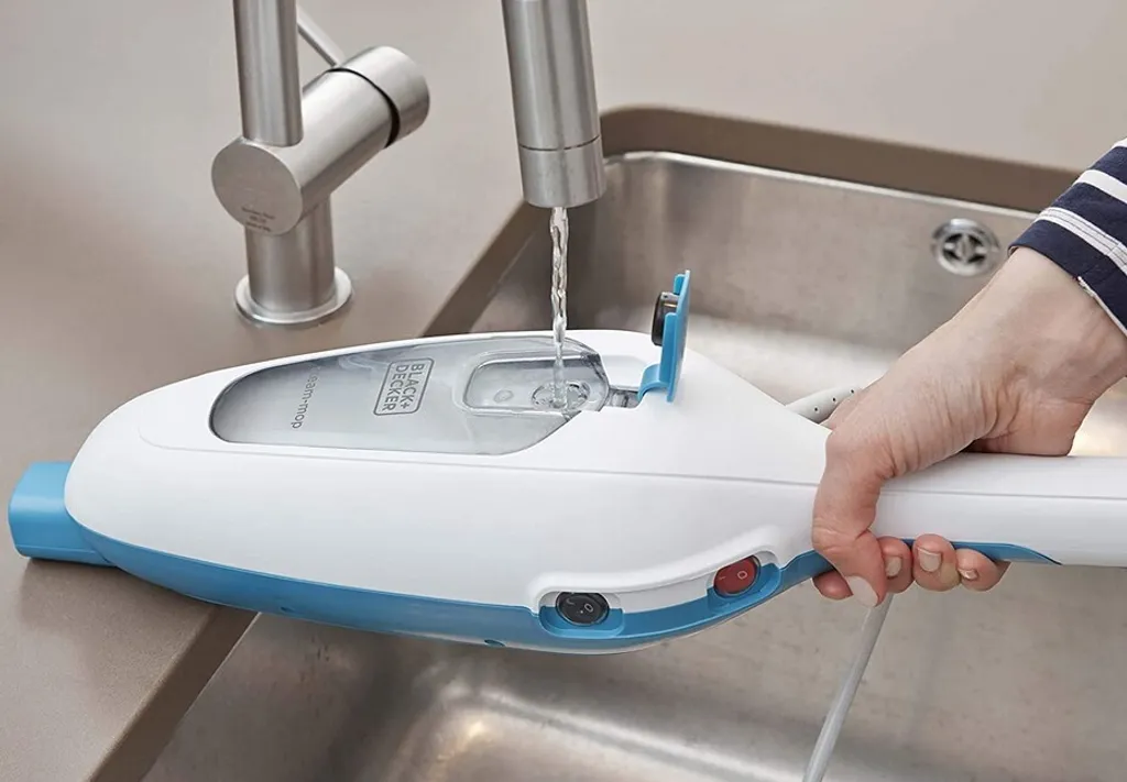 Black & Decker Black+Decker FSM13E1 Dampfbesen Steam Mop, Basic (Dampfreiniger Für Hygienische, Gründliche Sauberkeit, Abnehmbarer Stiel, Einfache Bedienbarkeit, Inkl. 1 Mikrofaser-Pad), 1300 W 4 Black & Decker Black+Decker FSM13E1 Dampfbesen Steam Mop, Basic (Dampfreiniger Für Hygienische, Gründliche Sauberkeit, Abnehmbarer Stiel, Einfache Bedienbarkeit, Inkl. 1 Mikrofaser-Pad), 1300 W – Bild 4